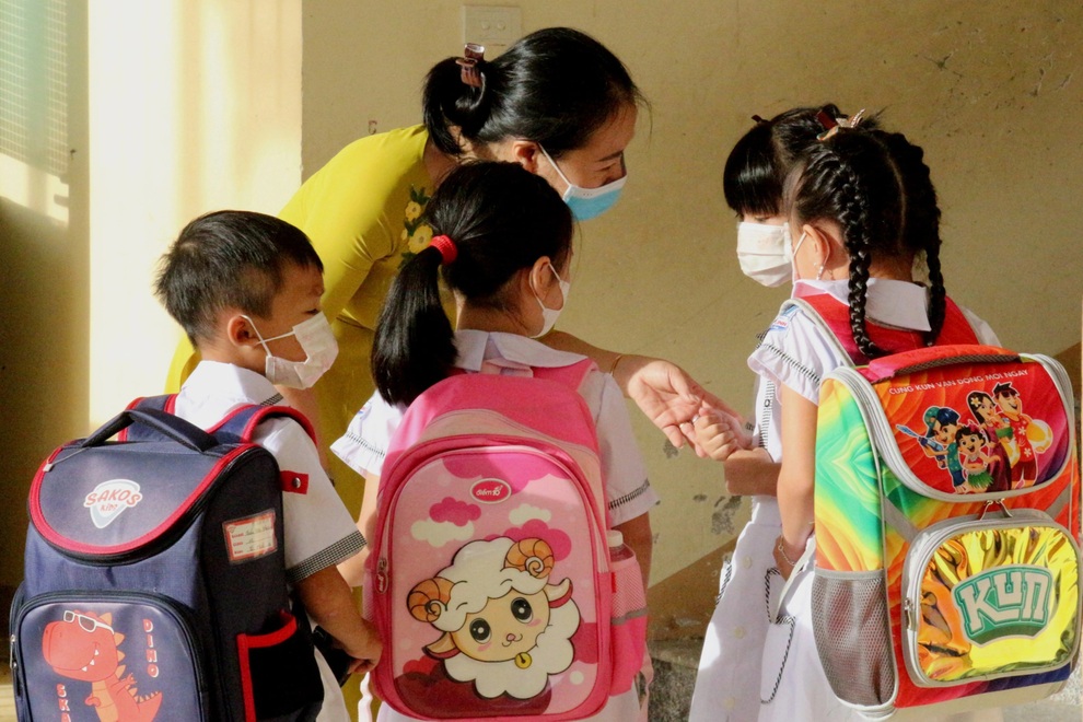 Hà Tĩnh: Học sinh háo hức trong buổi học trực tiếp đầu tiên - 8 Hà Tĩnh: Học sinh háo hức trong buổi học trực tiếp đầu tiên - 8