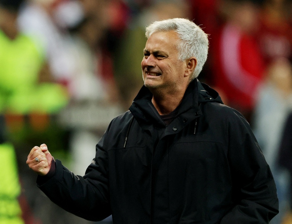 HLV Mourinho bật khóc trong ngày lập kỷ lục vĩ đại - 2 HLV Mourinho bật khóc trong ngày lập kỷ lục vĩ đại - 2