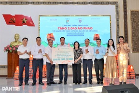 Báo Dân trí đồng hành cùng Quỹ Toyota Việt Nam trao tặng 2.040 áo phao tới người dân vùng rốn lũ