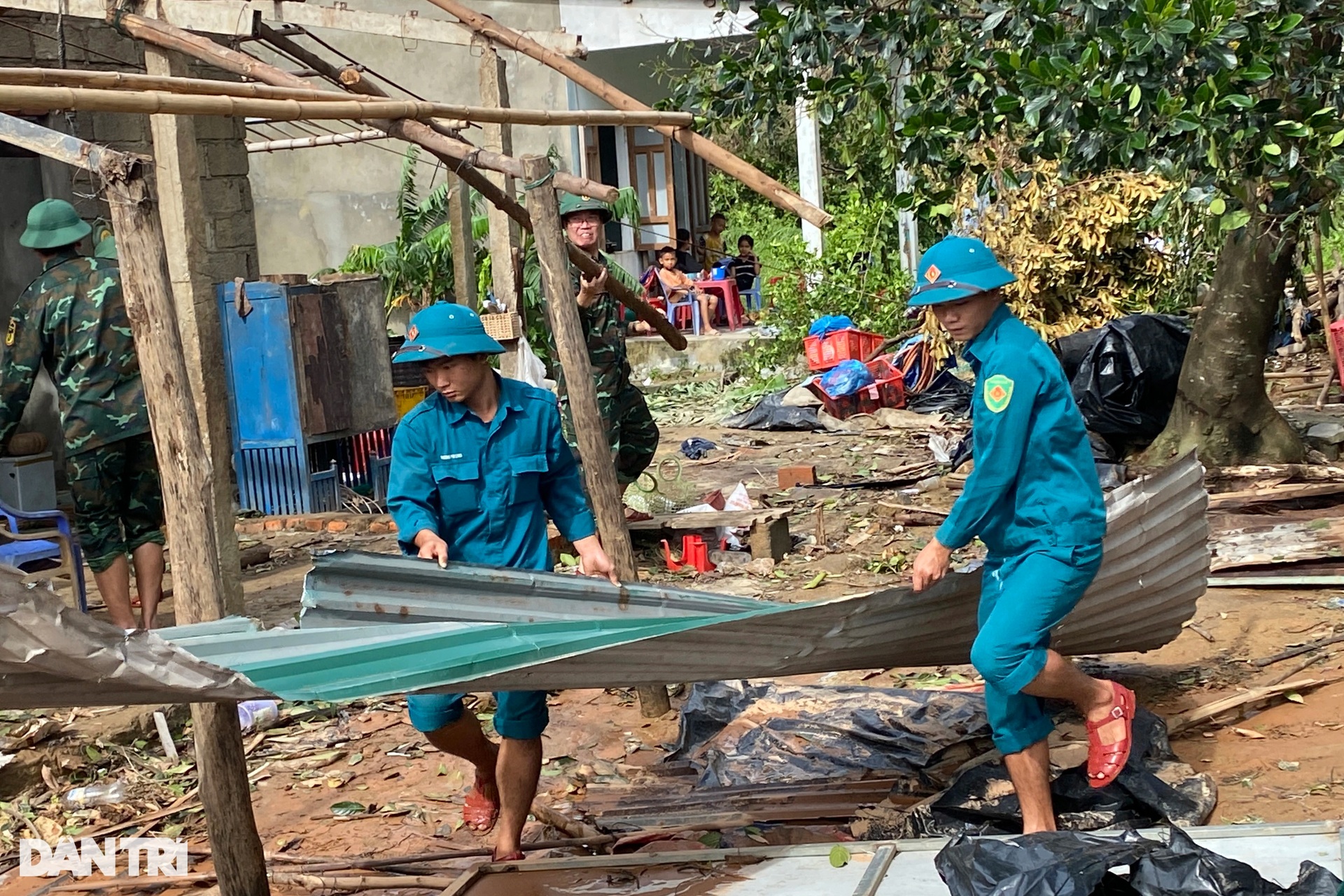 Người dân thất thần nhìn tài sản bị bão cuốn bay - 12 Người dân thất thần nhìn tài sản bị bão cuốn bay - 12