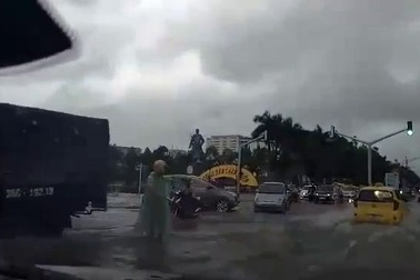 Nhiều tuyến phố Thanh Hóa thành sông sau cơn mưa lớn