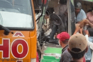 Xe tải tông nát đầu xe buýt, người dân hì hục cứu tài xế kẹt trong cabin