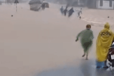 Lao xuống dòng lũ chảy xiết cứu người bị cuốn trôi