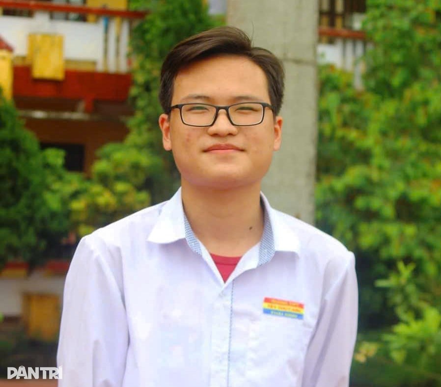 Vysvědčení z bloku A00: Osiřelá matka, v očích učitelů vynikající všestranná studentka - 1 Thủ khoa khối A00: Mồ côi mẹ, là học sinh giỏi toàn diện trong mắt thầy cô - 1