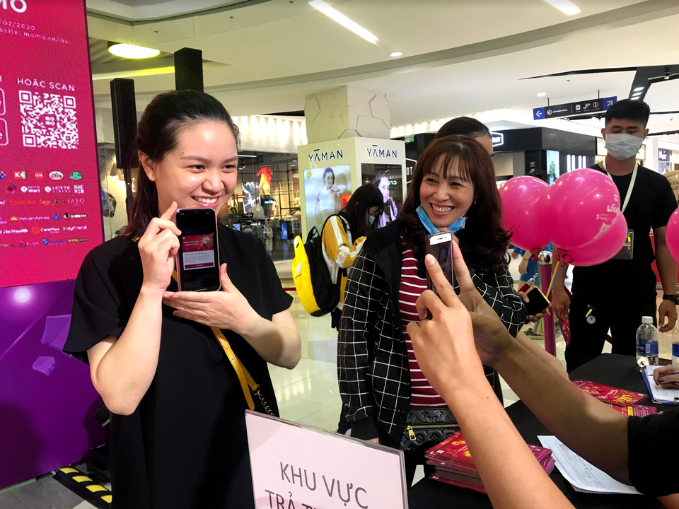 ‘Cơn sốt’ săn vàng cùng MoMo đổ bộ trung tâm thương mại ở Sài Gòn - 2 ‘Cơn sốt’ săn vàng cùng MoMo đổ bộ trung tâm thương mại ở Sài Gòn - 2