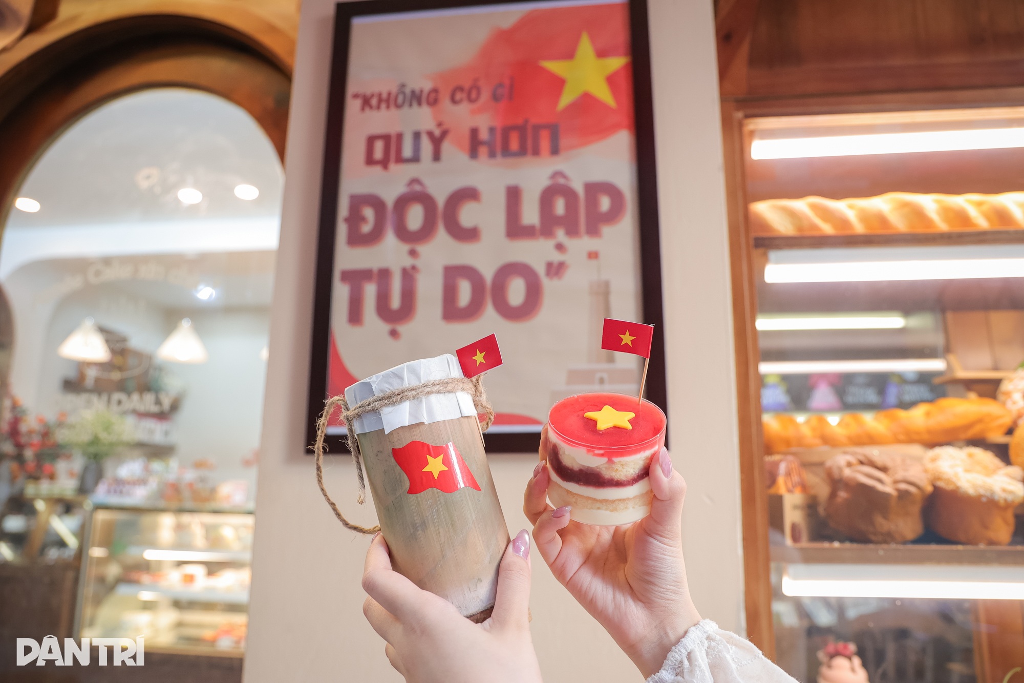 Cà phê yêu nước rực đỏ khắp Hà Nội, bán cả trăm cốc/ngày - 13 Cà phê yêu nước rực đỏ khắp Hà Nội, bán cả trăm cốc/ngày - 13