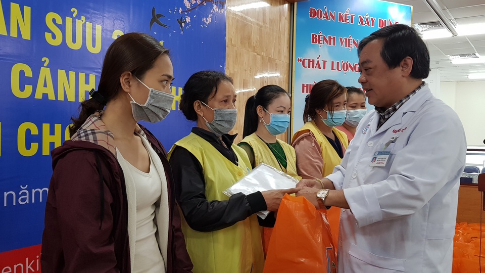Nguyên Phó chủ tịch nước mang Tết sớm tới bệnh nhân ung thư - 3 Nguyên Phó chủ tịch nước mang Tết sớm tới bệnh nhân ung thư - 3