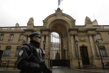 Tài xế cố ý đâm cảnh sát bên ngoài Điện Elysee