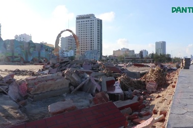 Quảng trường biển tan tác sau bão Bualoi