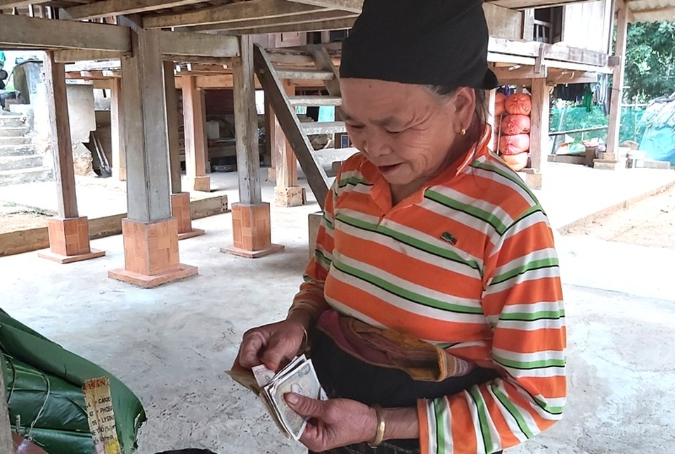 Thanh Hoá: Cận Tết, nhiều cụ bà gần 70 tuổi vẫn băng rừng, lội suối hái lá dong - 10 Thanh Hoá: Cận Tết, nhiều cụ bà gần 70 tuổi vẫn băng rừng, lội suối hái lá dong - 10