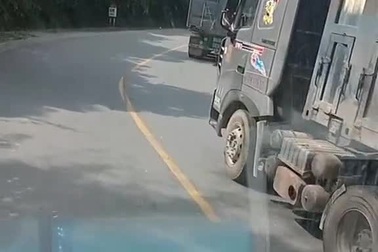 Đoàn xe tải và kiểu đậu xe đầy khó hiểu trên đường đèo