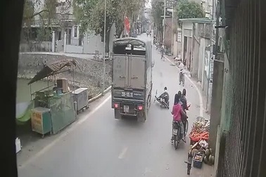 Hai bé trai đi xe đạp dàn hàng trên đường suýt trả giá đắt