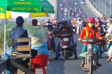 Dân miền Tây “cuồn cuộn” trở lại thành phố
