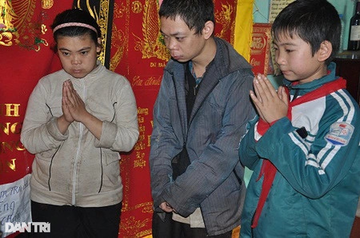 Ân tình của bạn đọc Dân trí cứu rỗi em bé mồ côi, nuôi anh chị tâm thần - 2 Ân tình của bạn đọc Dân trí cứu rỗi em bé mồ côi, nuôi anh chị tâm thần - 2