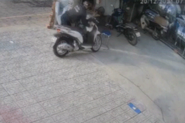 Dàn cảnh tặng bánh mì bảo vệ để trộm xe SH