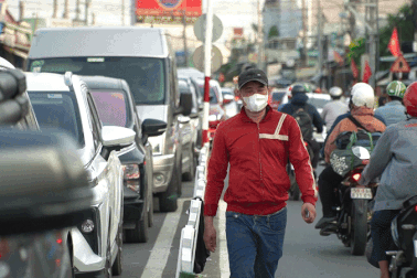 Người dân xuống xe đi bộ vì chờ 6 tiếng chưa qua được phà Cát Lái