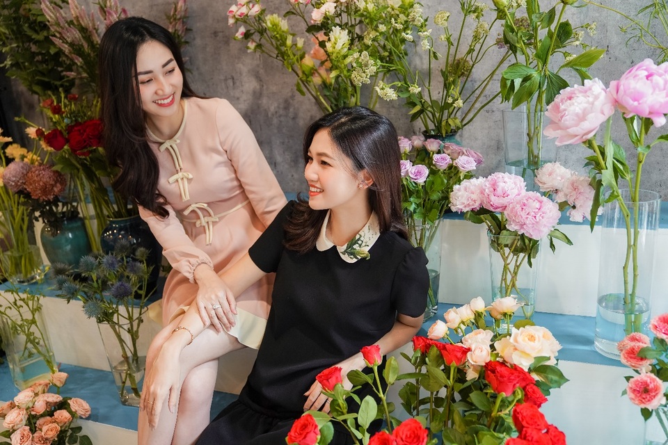 Hoa hậu Ngọc Hân, Đỗ Mỹ Linh trổ tài cắm hoa - 4 Hoa hậu Ngọc Hân, Đỗ Mỹ Linh trổ tài cắm hoa - 4