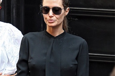 Angelina Jolie gầy gò tại trường quay