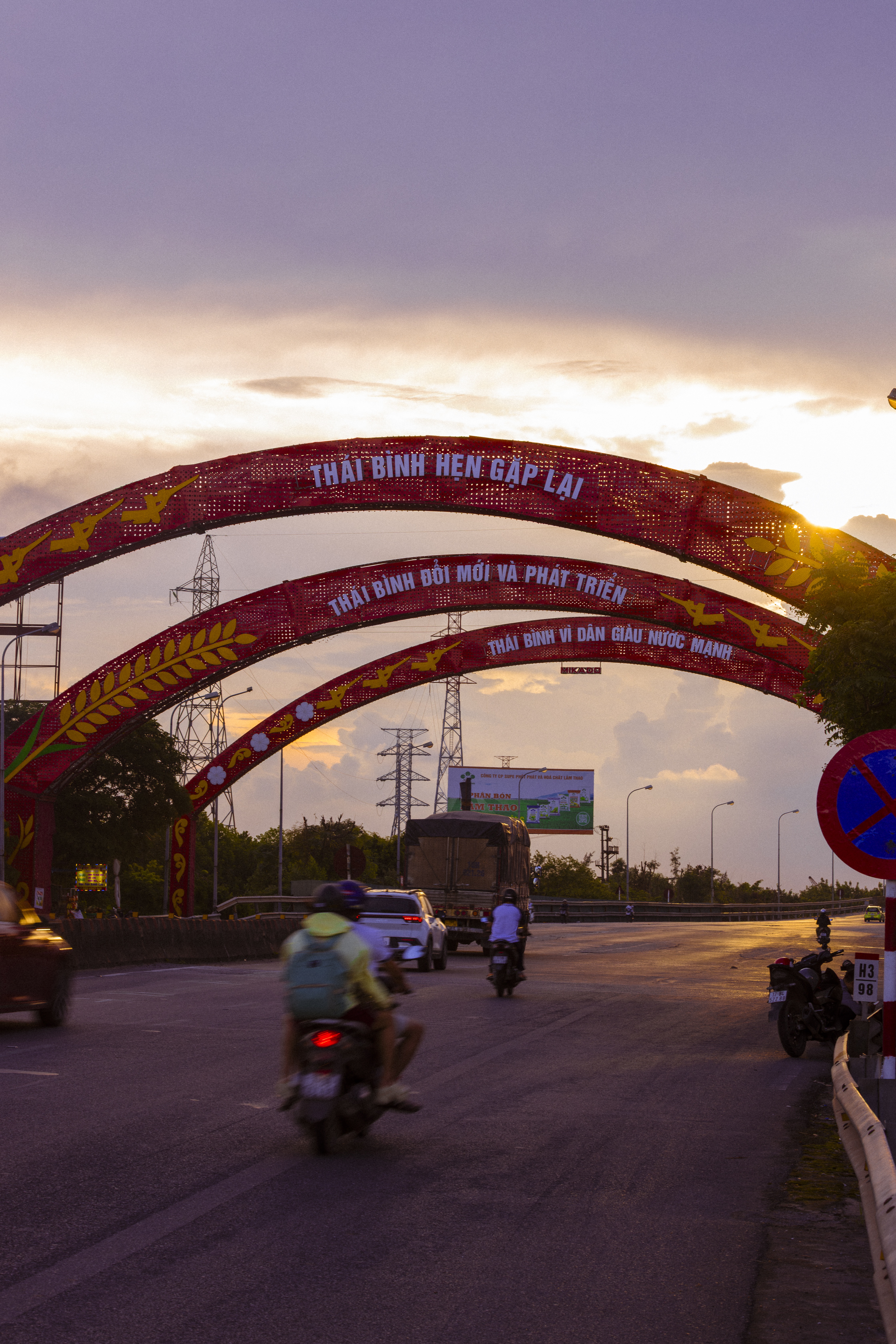 Khoảnh khắc chụp cổng chào Thái Bình hẹn gặp lại tạo nhiều cảm xúc - 3