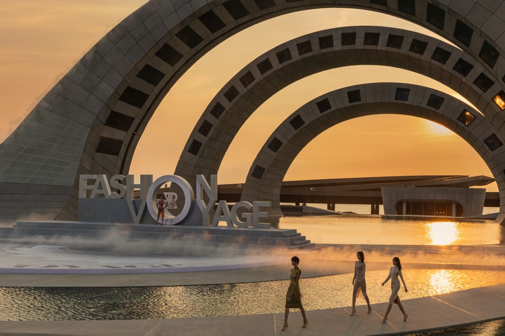 Thanh Hằng và dàn người đẹp catwalk trên mặt nước khiến khán giả phấn khích - 2