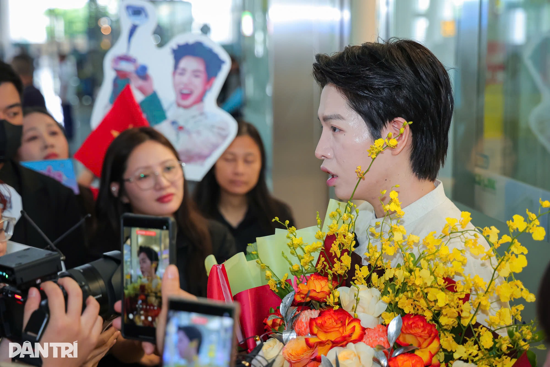 Đức Phúc về nước: Fan dậy từ 3h, mang nón lá tặng thần tượng - 7 Đức Phúc về nước: Fan dậy từ 3h, mang nón lá tặng thần tượng - 7