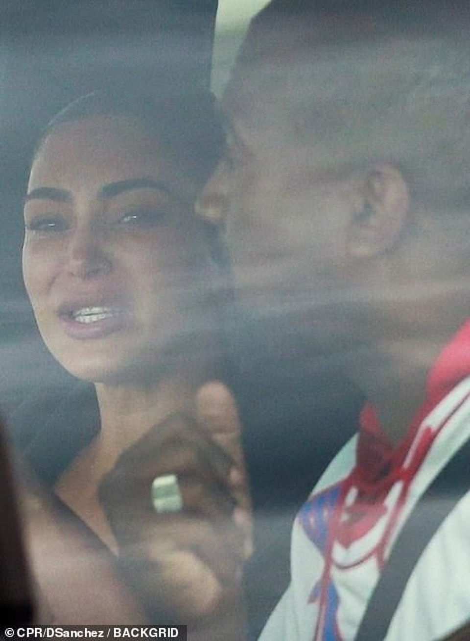 Kim Kardashian khóc khi trò chuyện với chồng trên ô tô - 4 Kim Kardashian khóc khi trò chuyện với chồng trên ô tô - 4
