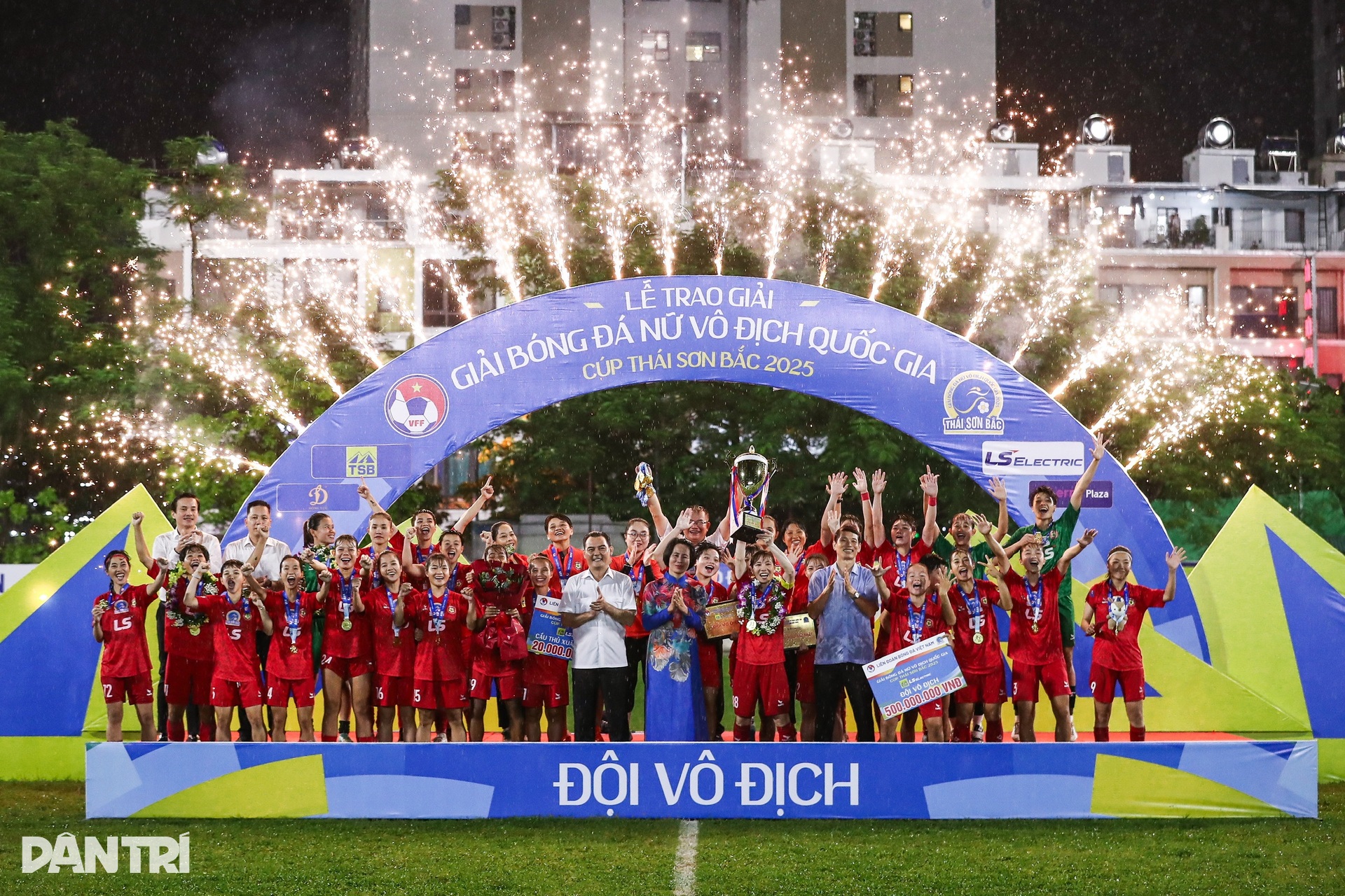 Huỳnh Như cùng đồng đội ăn mừng chức vô địch Quốc gia nữ - 11