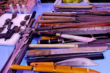 Người dân chợ đầu mối lớn nhất TPHCM đổi súng, lựu đạn lấy gạo