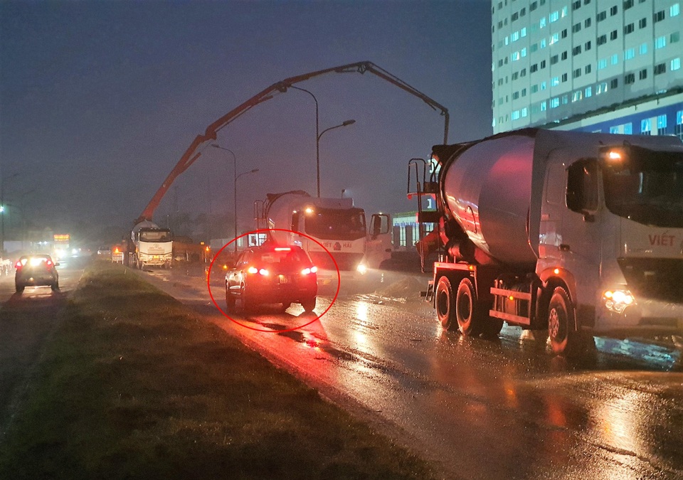 Doanh nghiệp ngang nhiên chiếm đường thi công khiến giao thông hỗn loạn - 2 Doanh nghiệp ngang nhiên chiếm đường thi công khiến giao thông hỗn loạn - 2