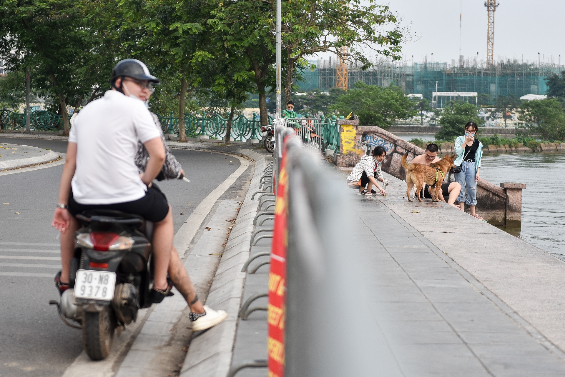 Hà Nội: Đua nhau vượt rào chắn Covid-19 xuống hồ Tây tắm giải nhiệt - 8
