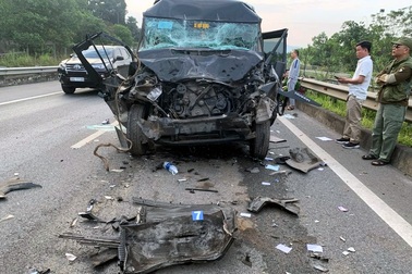 Xe limousine "cắn đuôi" container trên cao tốc, 8 người nhập viện