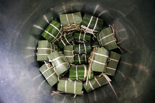 Xem lính cứu hỏa trổ tài gói bánh chưng đón Tết - 15