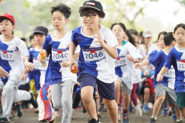 Bố bay 1.723km ra Hà Nội để tham gia chạy đua cùng con