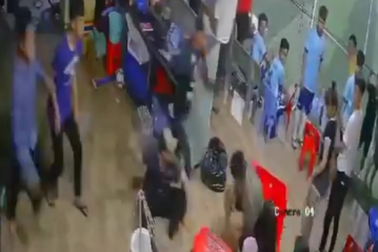 Ngồi xem bóng đá, nam thanh niên bị nhóm người lao vào tấn công hội đồng