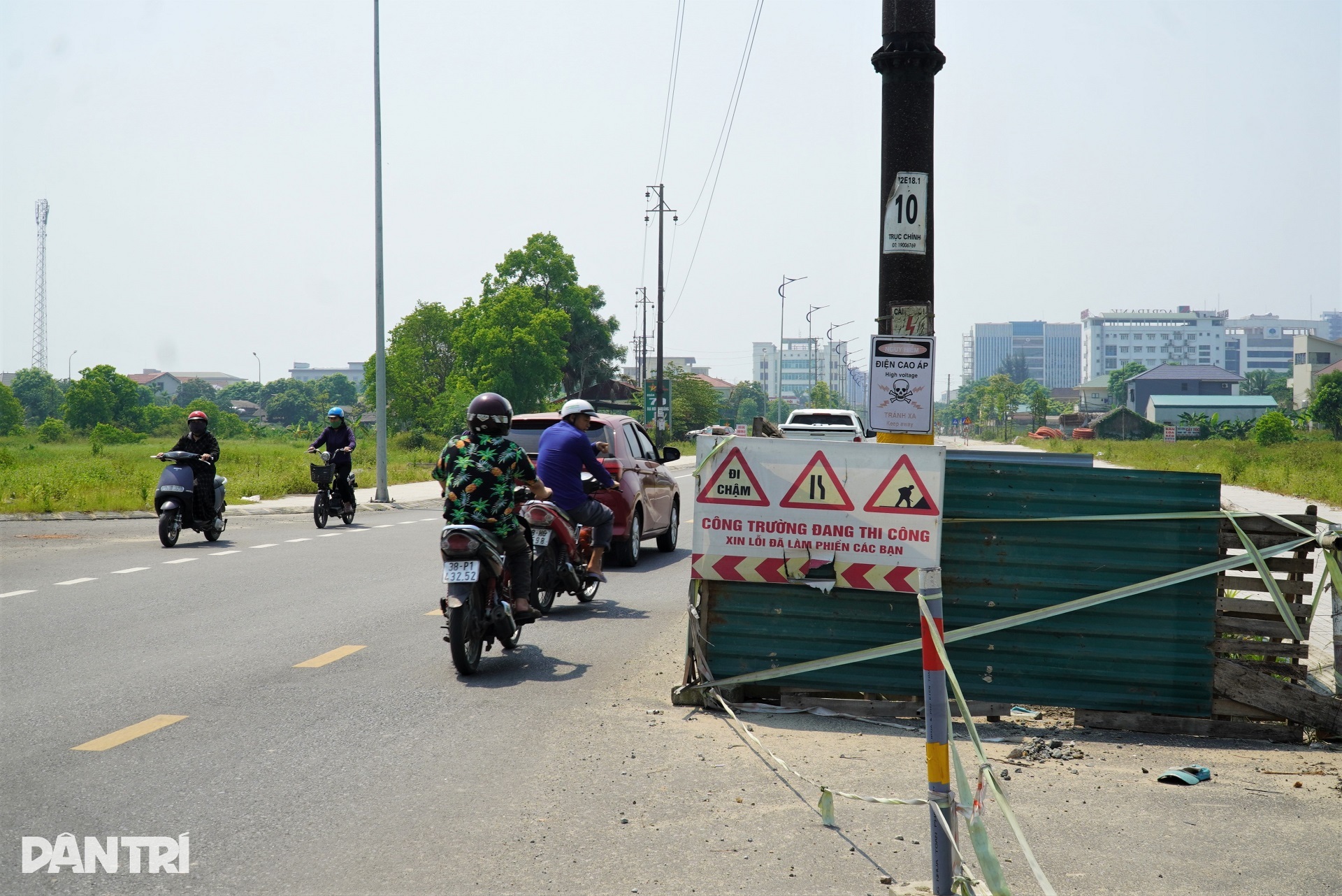 Hàng loạt cột điện vô duyên đứng giữa đường thành phố Hà Tĩnh - 4 Hàng loạt cột điện vô duyên đứng giữa đường thành phố Hà Tĩnh - 4