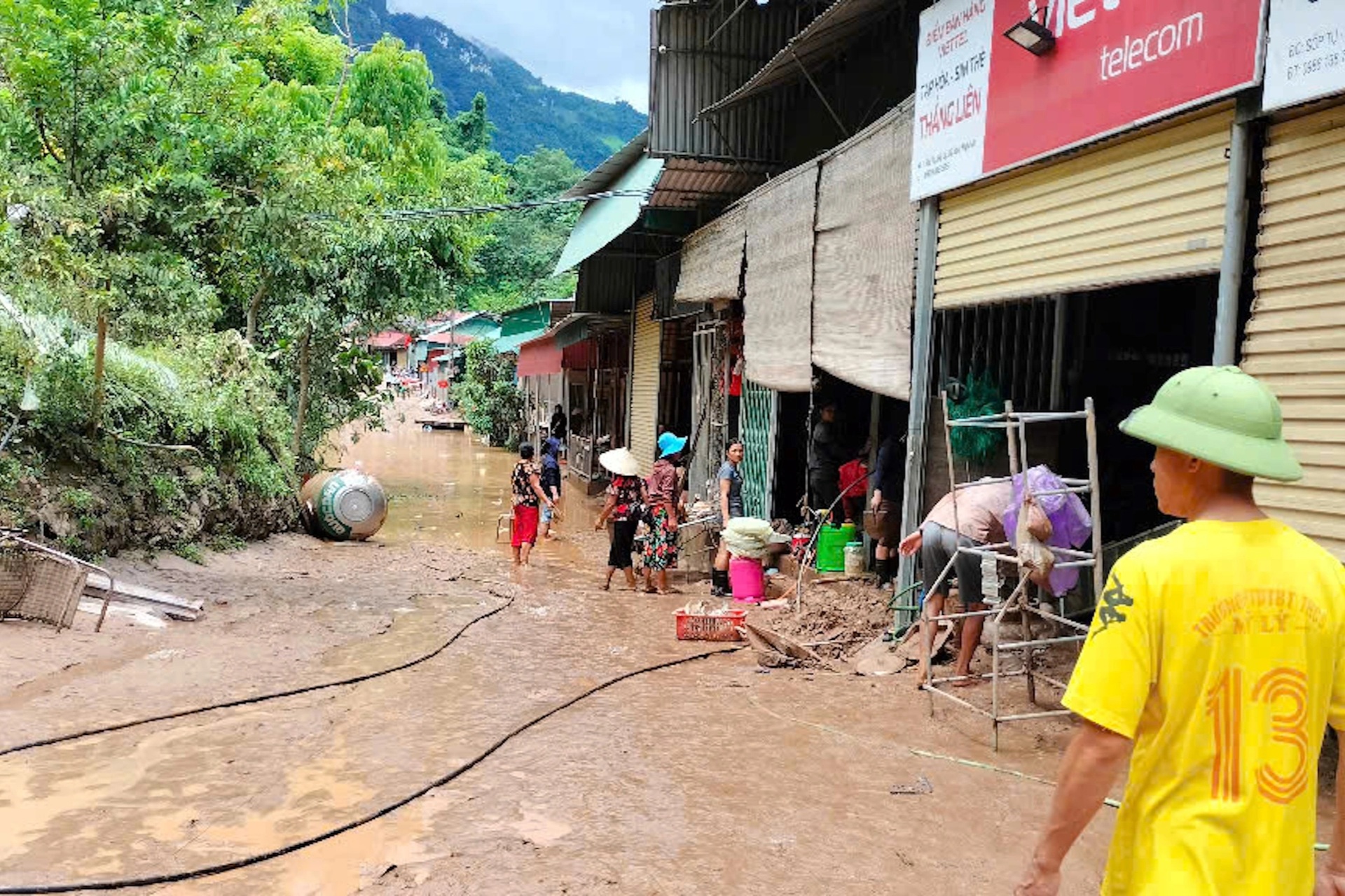 Bùn rác bủa vây, nhà dân xơ xác, bản làng tan hoang khi lũ rút - 13 Bùn rác bủa vây, nhà dân xơ xác, bản làng tan hoang khi lũ rút - 13