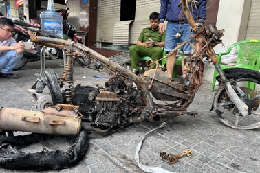 Nhân chứng thấy lửa bùng lên từ nơi để xe của nhà trọ bị cháy ở TPHCM