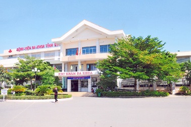 Bé trai tử vong vì bị cha ném ly trúng đầu