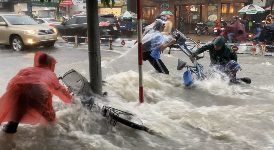 TPHCM: Mưa như trút, nước cuốn trôi xe đạp học sinh giờ tan trường - 4