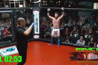 Võ sĩ gây sốt với pha xoay người ngả bàn đèn tuyệt đẹp, khiến đối thủ bất tỉnh