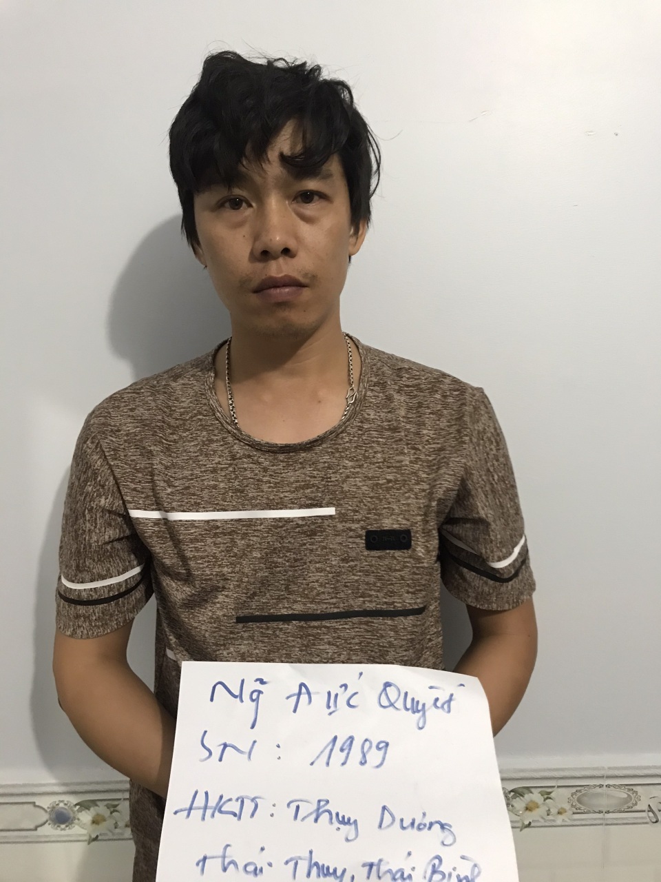 Bắt ổ bạc trong tiệm cầm đồ, phát hiện tàng trữ súng và nhiều đao kiếm - 5 Bắt ổ bạc trong tiệm cầm đồ, phát hiện tàng trữ súng và nhiều đao kiếm - 5