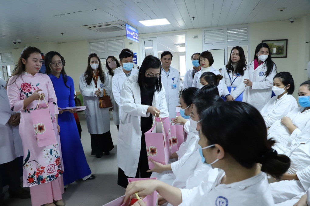 Mỗi ngày hơn 1.000 bệnh nhân đến khám, nhiều trường hợp khó khăn - 1