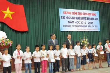 100 học sinh nghèo nhận học bổng khuyến học