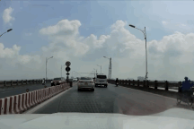 Quay đầu xe trên cầu Vĩnh Tuy, thanh niên đi xe máy nhận "bài học" đáng sợ