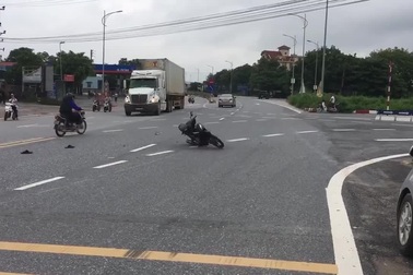 Clip xe máy tự xoay tròn khiến nhiều người khiếp vía