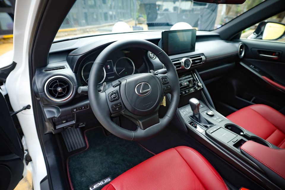 Soi chi tiết mẫu xe IS 300 2021 giá từ 2,13 tỉ đồng vừa được Lexus ra mắt - 6 Soi chi tiết mẫu xe IS 300 2021 giá từ 2,13 tỉ đồng vừa được Lexus ra mắt - 6
