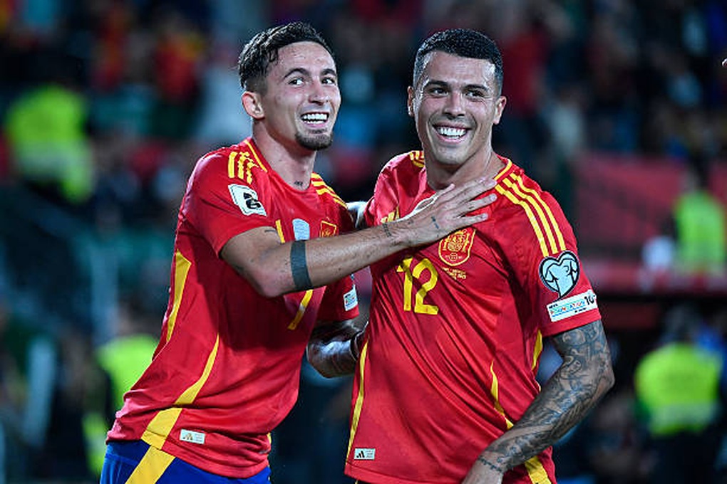 Ronaldo đá hỏng 11m ở Bồ Đào Nha, Tây Ban Nha và Italy thắng ấn tượng - 4