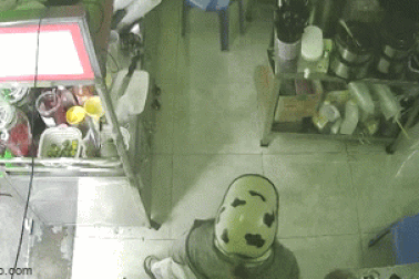 Giả vờ mua trà sữa, cô gái nhanh tay trộm 2 điện thoại