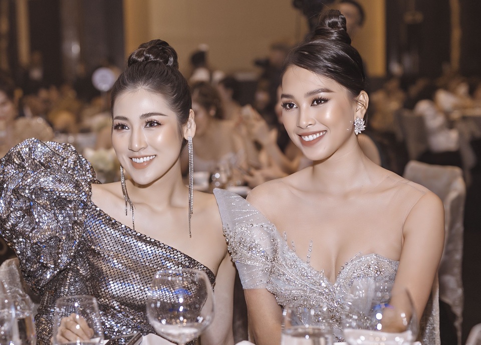 Hoa hậu Tiểu Vy, Á hậu Tú Anh rạng rỡ bên vợ Tuấn Hưng - 4