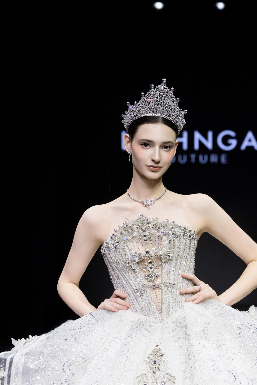 PNJ bắt tay Linh Nga Couture, tái hiện tinh hoa Việt dưới ngôn ngữ thời trang cao cấp - 3 PNJ bắt tay Linh Nga Couture, tái hiện tinh hoa Việt dưới ngôn ngữ thời trang cao cấp - 3